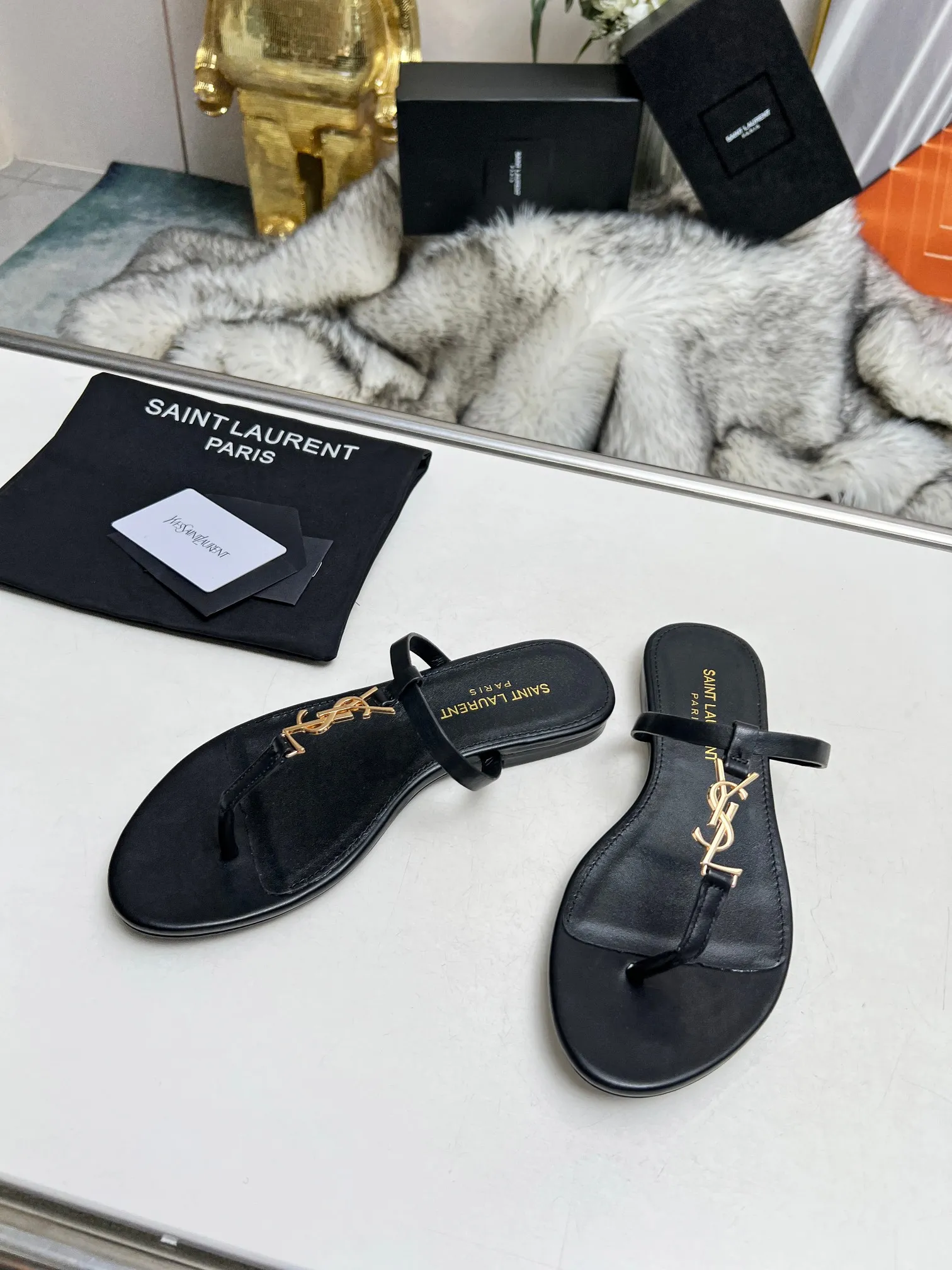👟👟Ex-factory price 340👟👟 Genuine leather sole +40 Factory number: 5678-2 "Saint Laurent" YSL counter classic flip-flops. High-end customization and top quality. Continuing the family's classic hardware buckle design, it is simple and elegant. The flat 1CM bottom makes it easy for women to control. The unique back buckle design can make the shoes exude a sexy, sweet and feminine look. ▪️Upper: imported grade A cowhide ▪️outsole: Italian cowhide ▪️inner/foot pad: imported sheepskin ▪️heel height: 1cm ▪️size: 35-44 (43 44 customized, non-returnable)